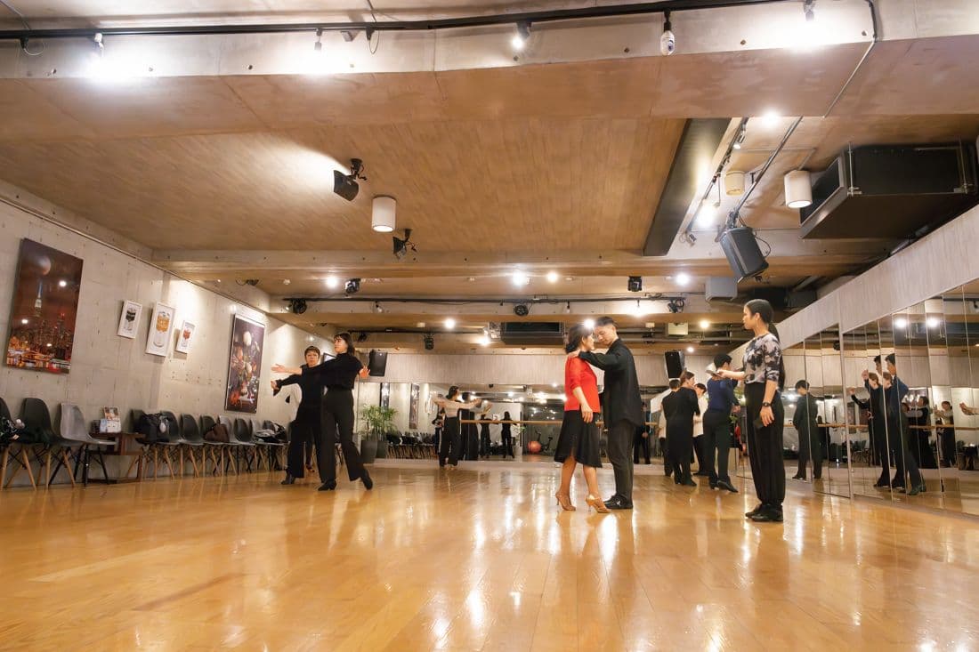 ワルツってどんな踊り?|初心者向けに特徴・魅力を解説
