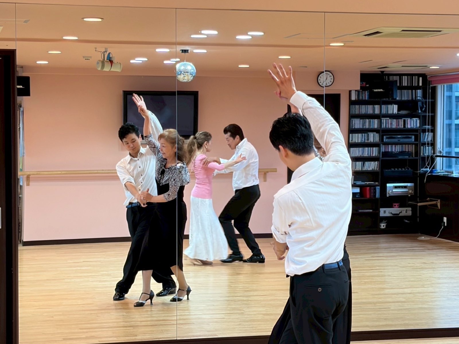 三鷹店 - 鏡張りフロアでのペアダンス練習
