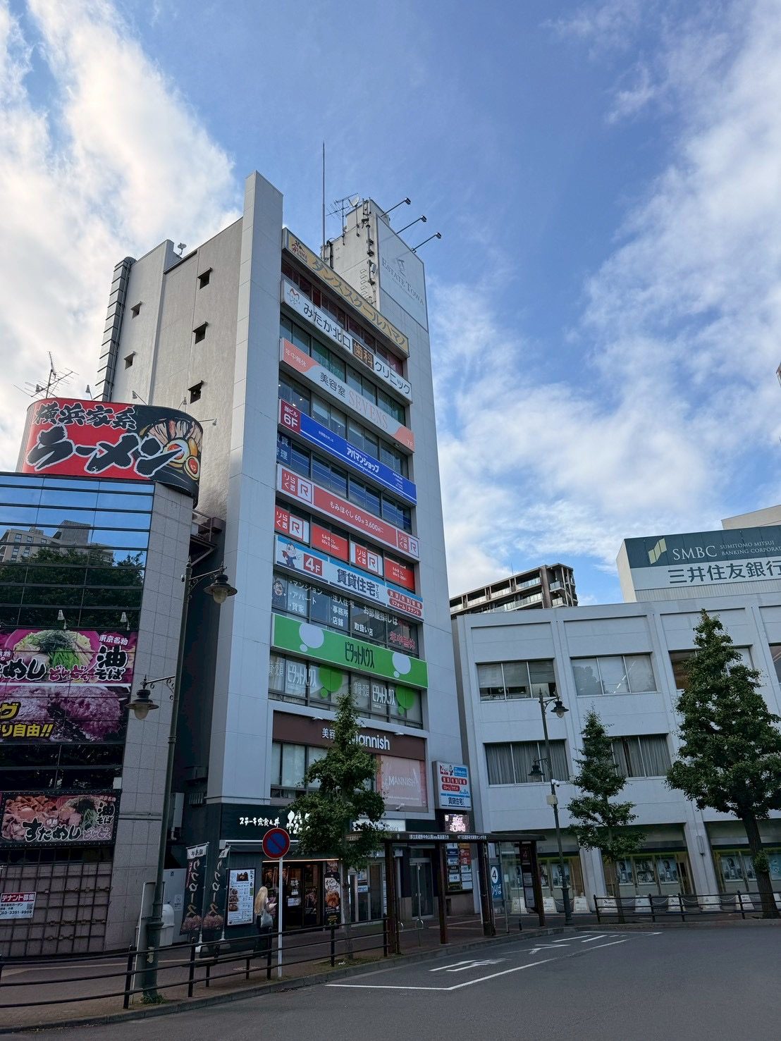 三鷹店 - 三鷹駅北口すぐ、通りに面したビルの外観