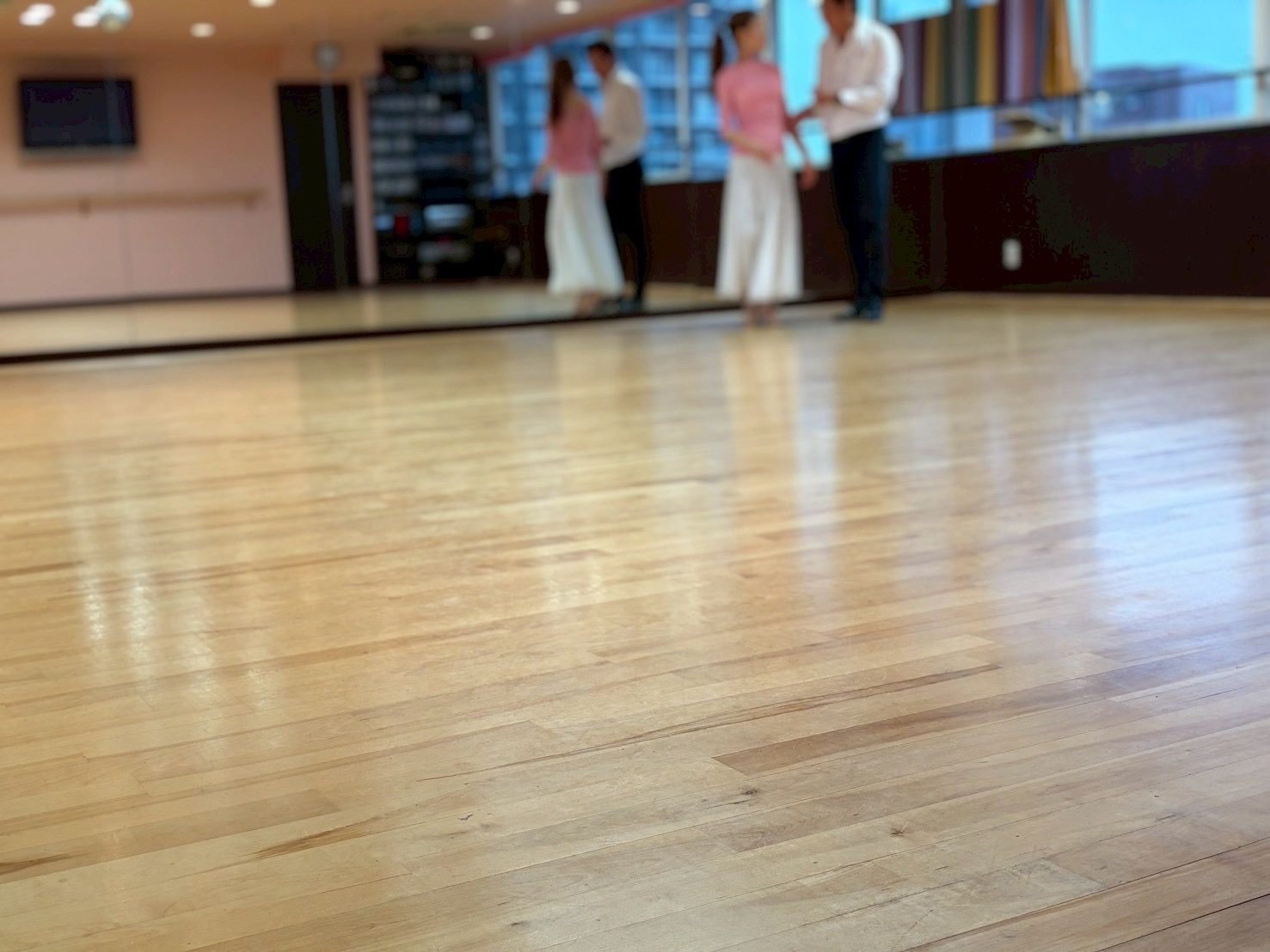 三鷹店 - 大きな窓のある明るいフロアでのレッスン風景