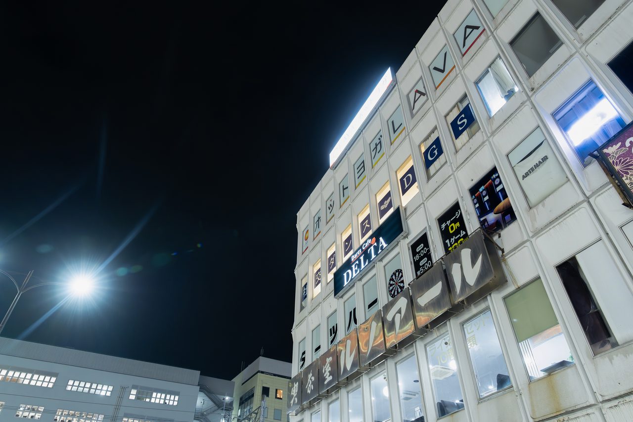 新小岩店 - JR新小岩駅前のビル外観（夜）