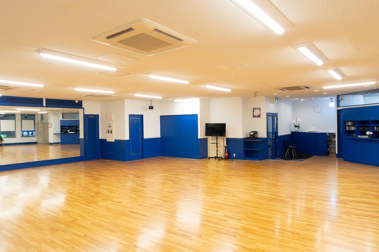 新小岩店 - 広々としたフロアと受付