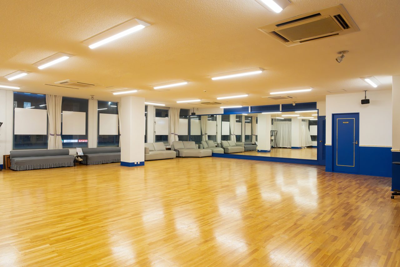 新小岩店 - 大きな鏡と待合スペース